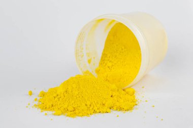 Kadmiyum sarı pigment beyaz bir arka plan üzerinde