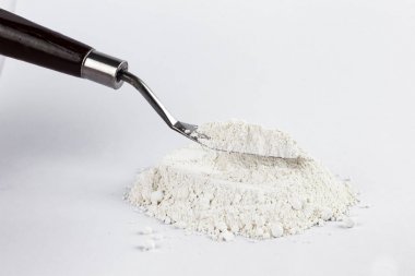 Beyaz bir arka plan üzerinde beyaz pigment