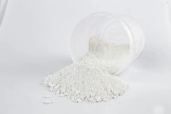 Witte pigment op een witte achtergrond — Stockfoto