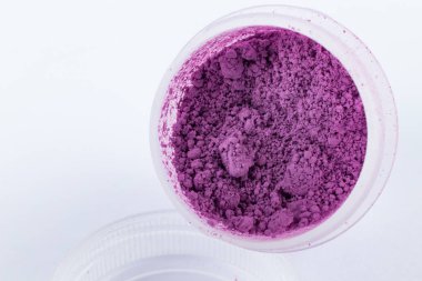 Beyaz bir arka plan üzerinde mor pigment