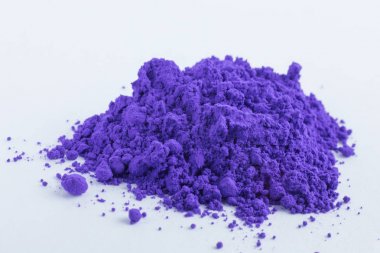Beyaz bir arka plan üzerinde mor pigment