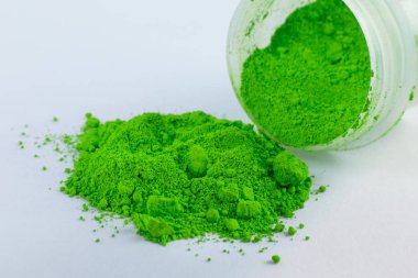 Beyaz zemin üzerine yeşil parlak pigment