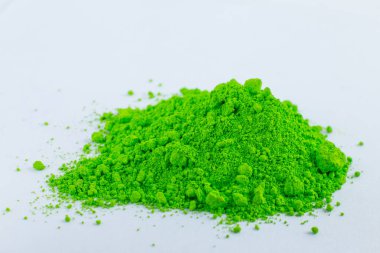 Beyaz zemin üzerine yeşil parlak pigment