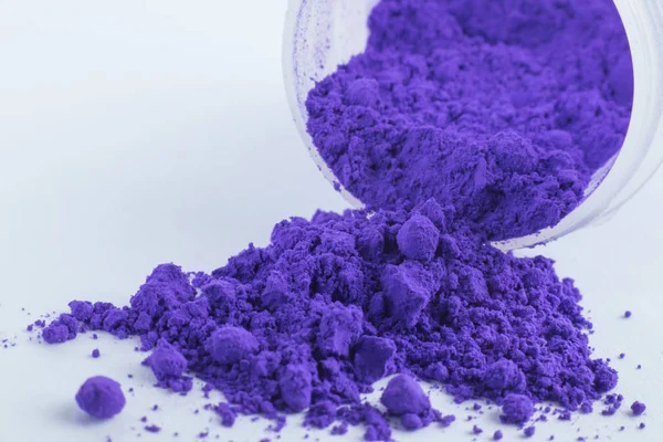 Pigmento violeta sobre fondo blanco — Foto de Stock