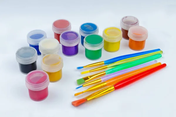 Måla och färg penslar, konstnärliga material — Stockfoto