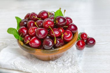 Kiraz, kiraz masada bir kil plaka