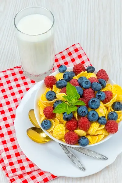 Desayuno de copos de maíz y bayas — Foto de Stock