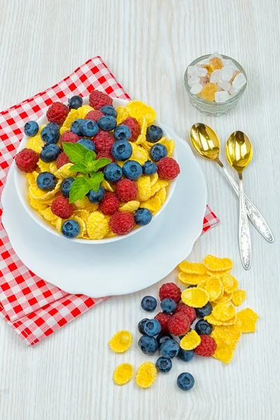 Desayuno de copos de maíz y bayas — Foto de Stock