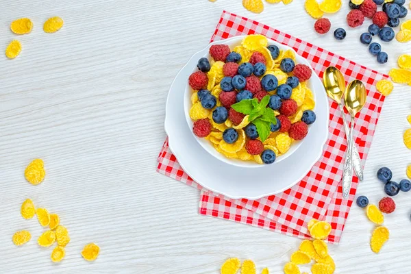 Copos de maíz, desayuno de copos de maíz y bayas — Foto de Stock