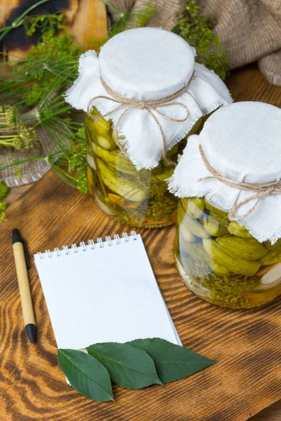 Pepinos marinados, pepinos en un tazón, conjunto de pepinos en vinagre — Foto de Stock