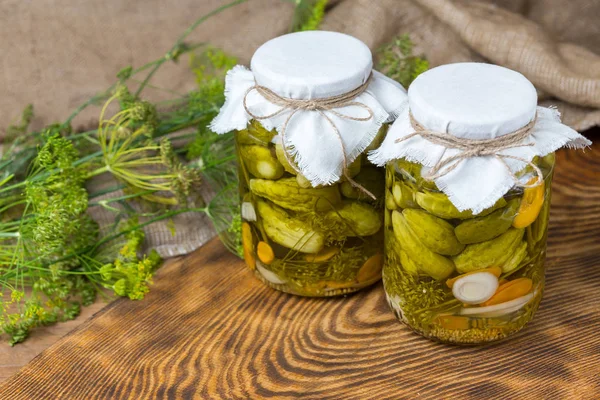 Pepinos marinados, pepinos en un tazón, conjunto de pepinos en vinagre — Foto de Stock