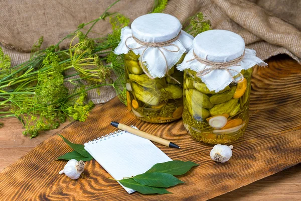 Pepinos marinados, pepinos en un tazón, conjunto de pepinos en vinagre — Foto de Stock