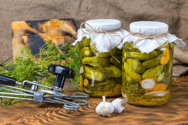 Pepinos marinados, pepinos en un tazón, conjunto de pepinos en vinagre — Foto de Stock