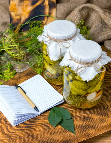 Pepinos marinados, pepinos em uma tigela, conjunto de pepino em conserva — Fotografia de Stock