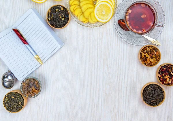 Chá, chá de frutas, xícara de chá, vários tipos de chá, chá na mesa — Fotografia de Stock