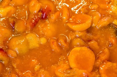 Kayısı reçeli bir kase pişmiş