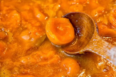 Kayısı reçeli bir kase pişmiş