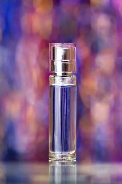 Perfumy w słoiku na tle pięknej — Zdjęcie stockowe