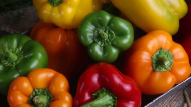 Kırmızı, yeşil ve sarı tatlı biber biber şeklinde bir kavanoz içinde bir tablo