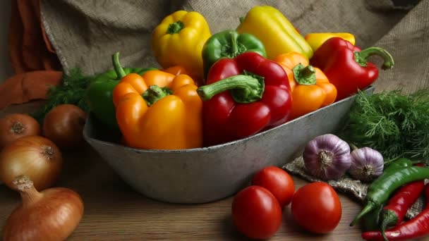 Pimientos dulces rojos, verdes y amarillos en la mesa , — Vídeos de Stock