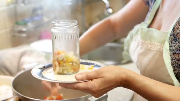 Kış için konserve sebzeler — Stok video