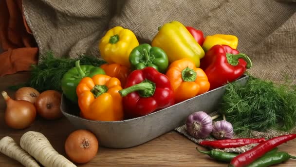 Červené, zelené a žluté sladké papriky na stole, — Stock video