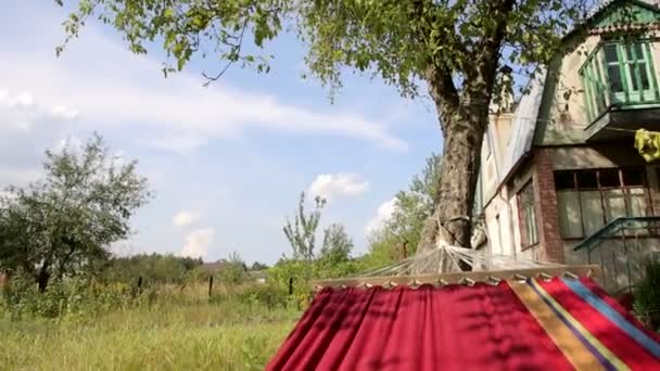 Stilhoudt boven een hangmat, schommelen, zicht op de lucht — Stockvideo