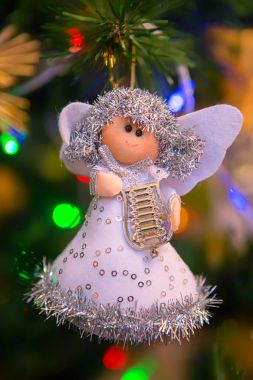 Noel dekorasyon meleği ağaç üzerinde