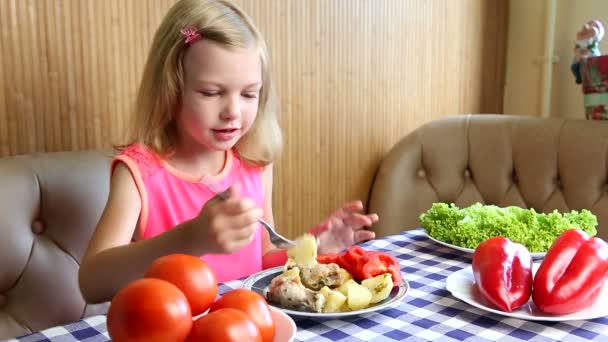 Девушка ест овощи и травы — стоковое видео
