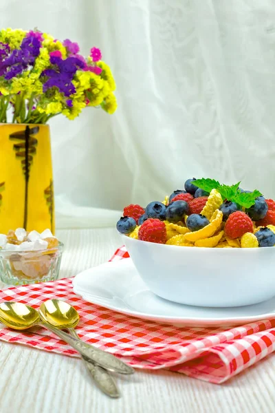 Copos de maíz, desayuno de copos de maíz y bayas — Foto de Stock