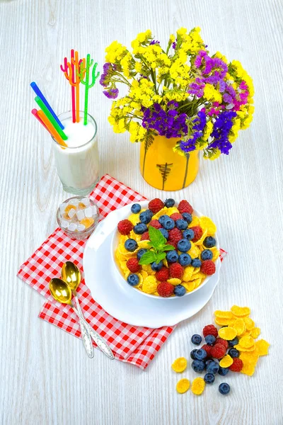 Copos de maíz, desayuno de copos de maíz y bayas — Foto de Stock