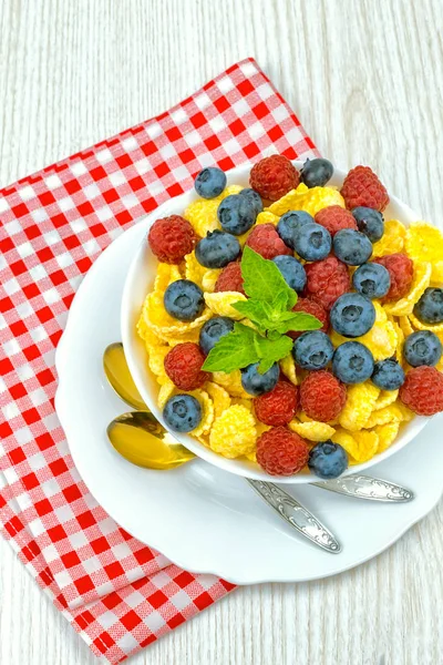 Copos de maíz, desayuno de copos de maíz y bayas — Foto de Stock