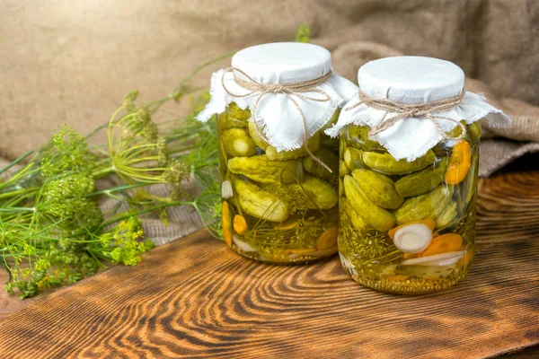 Pepinos marinados, pepinos em uma tigela, conjunto de pepino em conserva — Fotografia de Stock