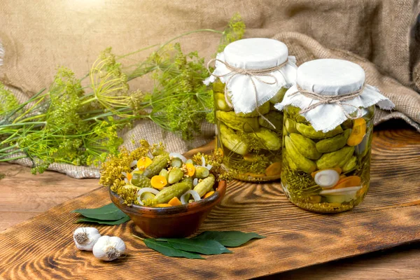 Pepinos marinados, pepinos en un tazón, conjunto de pepinos en vinagre — Foto de Stock