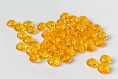 Beyaz zemin üzerine sarı akrilik boncuk