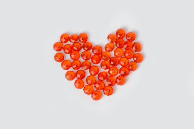 Kalp beyaz zemin üzerine kırmızı boncuk