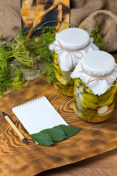 Pepinos marinados, pepinos en un tazón, conjunto de pepinos en vinagre — Foto de Stock