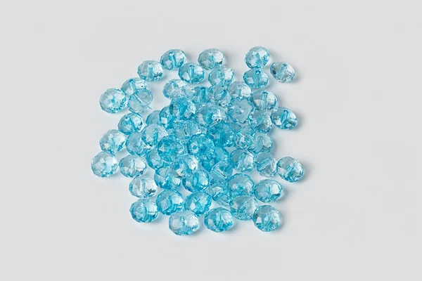 Perles acryliques bleues sur fond blanc — Photo