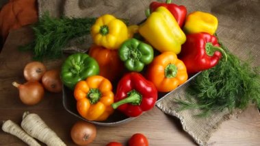 Kırmızı, yeşil ve sarı tatlı biber masada,