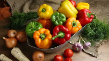 Kırmızı, yeşil ve sarı tatlı biber masada,