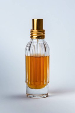 Beyaz arka plan üzerinde kavanoza parfüm