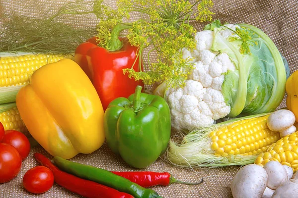 Legumes, legumes na mesa. milho, couve-flor, tomate, champinhons, pimentão — Fotografia de Stock