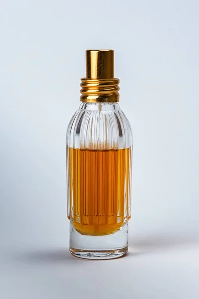 Perfumy w słoiku na białym tle — Zdjęcie stockowe