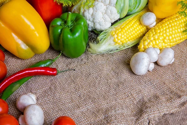 Legumes, legumes na mesa. milho, couve-flor, tomate, champinhons, pimentão — Fotografia de Stock