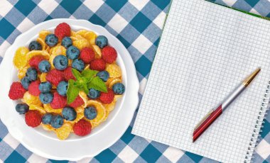 Mısır gevreği, Mısır gevreği ve çilek Kahvaltı