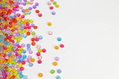 Beyaz arkaplandaki renkli boncukların arkaplanı