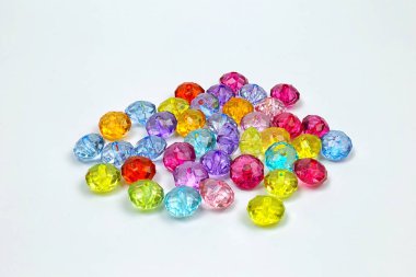 Tasarım beyaz bir arka plan üzerinde renkli boncuklar