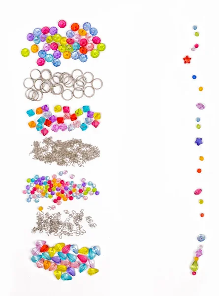 Ställ för design av färgade pärlor på en vit bakgrund för signatur, ringar, pärlor, till exempel — Stockfoto