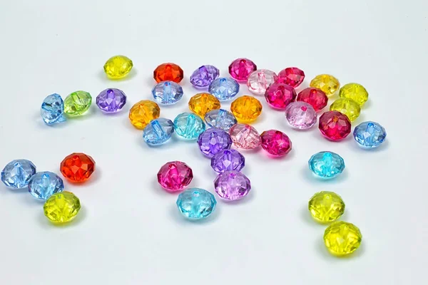 Perles colorées pour la conception sur un fond blanc — Photo