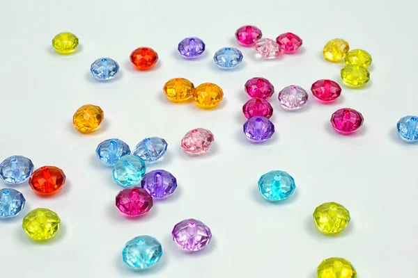 Tasarım beyaz bir arka plan üzerinde renkli boncuklar